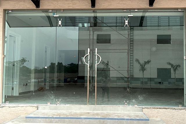 Frameless glass entrance